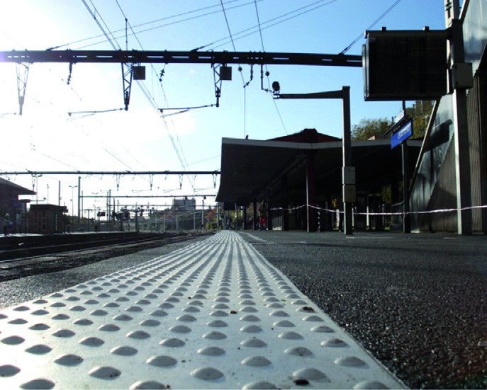 Foto de un anden donde se ha colocado un pavimento tactovisual con tetones en relieve.. Acceso a la galería. Abre nueva ventana